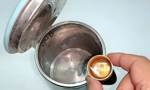 Đổ loại nước này vào ấm siêu tốc, hết hẳn cặn vôi, sạch bong như mới