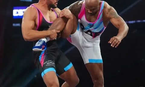 Stephen Buchanan hủy diệt Yoel Romero 10-0, gửi lời thách đấu đến 'độc cô cầu bại' Jon Jones