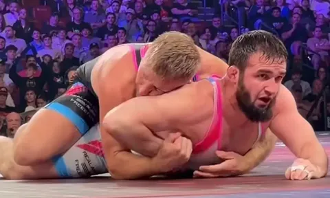 Kyle Dake phục hận thành công, hạ gục Kadimagomedov trong màn tái đấu Olympic nghẹt thở