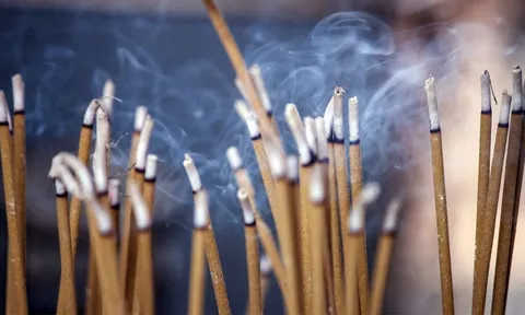 Đang thắp hương mà hương tắt giữa chừng, có phải là điềm xui xẻo, đại hạn?