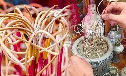 Rút tỉa chân nhang cuối năm: Đừng đợi đến 23 tháng Chạp bát hương dễ bị động