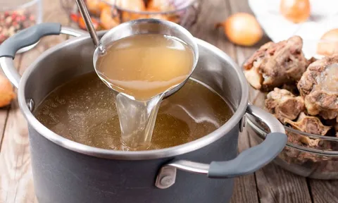 Tại sao khi ninh xương, không nên nêm muối ngay từ đầu?