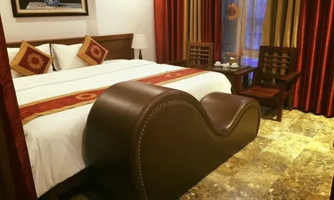 Vì sao cuối giường ở khách sạn thường có thêm 1 chiếc ghế cong?