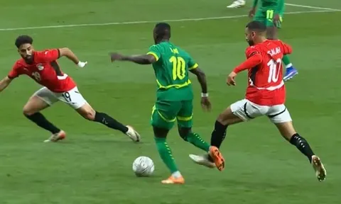 Mane và Salah xô xát dữ dội trong trận bán kết AFCON