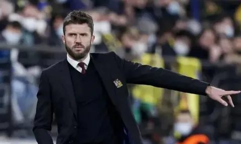Carrick cởi trói hàng công MU bằng sơ đồ 4-2-3-1