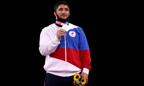 Bom tấn làng vật: 'Xe tăng Nga' Sadulaev ký hợp đồng độc quyền với RAF