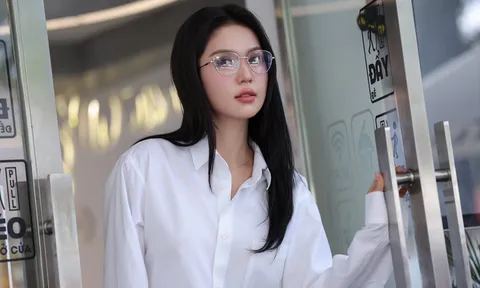 /Ngọc Trinh phản ứng ra sao khi bị nhận xét 'nghệ sĩ nhưng chỉ biết đi livestream'?