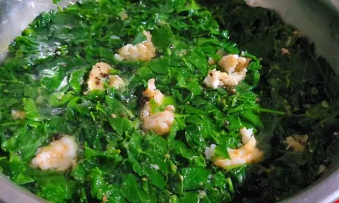 Tại sao bạn nên vò rau ngót trước khi nấu?