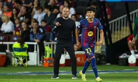 Hansi Flick sụp đổ khi Dro Fernandez dứt áo sang PSG