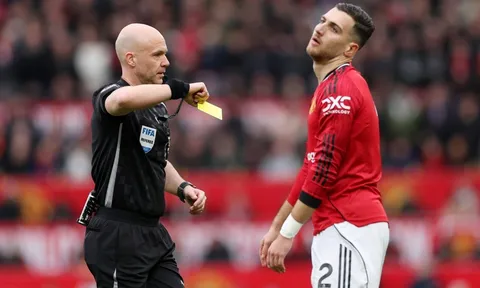Diogo Dalot thoát thẻ đỏ đầy tranh cãi trước Man City