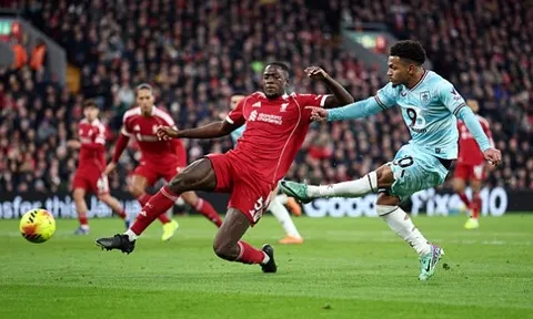 Michael Dawson kinh ngạc trước cú sút xé lưới Liverpool