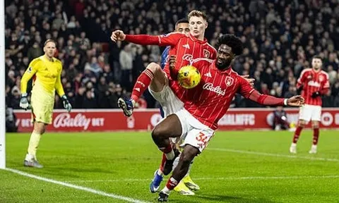 NHA xác nhận bóng chạm vai Aina vụ Arsenal mất phạt đền