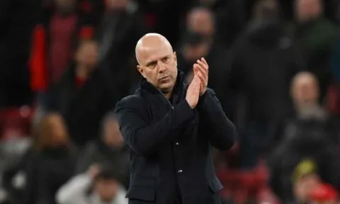 Arne Slot nói gì khi Liverpool bị CĐV nhà la ó?