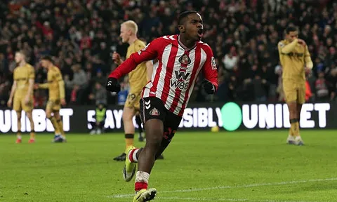 Noah Sadiki là lời giải cho tuyến giữa của Liverpool