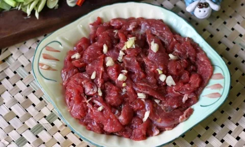 Tại sao khi ướp thịt bò, không nên cho muối đầu tiên?