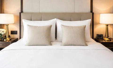 Vì sao giường ngủ khách sạn luôn có thêm 2 chiếc gối vuông? Bạn có biết dùng chúng chưa?
