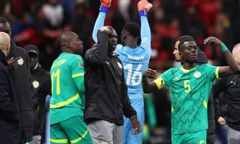Chung kết AFCON suýt vỡ trận, Senegal bỏ đá vì bị xử ép