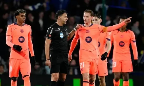 Frenkie de Jong nổi điên với trọng tài sau trận thua của Barcelona