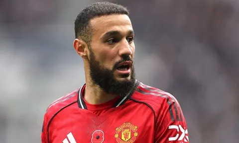 Mazraoui là quân bài tẩy của Carrick trước Arsenal