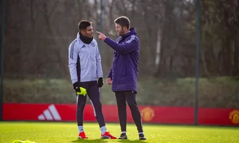 Hé lộ hành động của Casemiro ở buổi tập đầu cùng Carrick