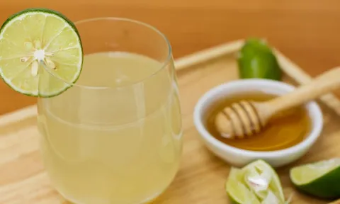 4 nhóm người nên uống nước chanh ấm vào buổi sáng