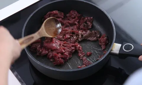 4 sai lầm khiến thịt bò xào bị dai dù ướp kỹ