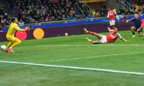 'Vua phạt góc' Arsenal lập kỷ lục 7 trận thắng lịch sử