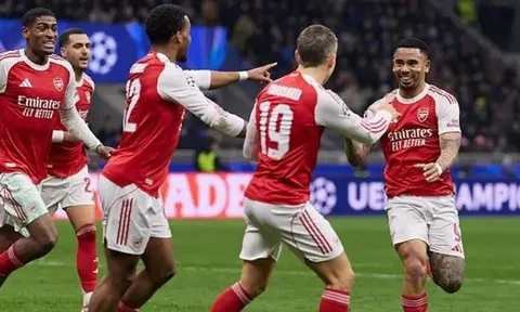 Seedorf, Rooney ngả mũ trước tinh thần của Arsenal