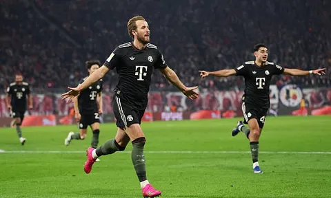Kane lập cú đúp, Bayern hạ Union SG trong thế thiếu người