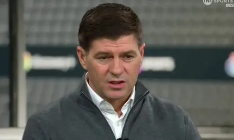 Gerrard khuyên Slot ngừng than vãn về đội hình lùi sâu