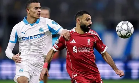 Cách Arne Slot tích hợp Salah vào kỷ luật thép của Liverpool