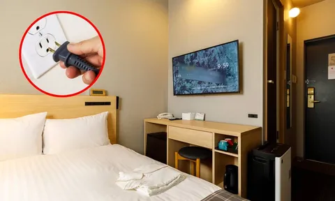 Tại sao khi nhận phòng khách sạn phải rút phích cắm tivi?