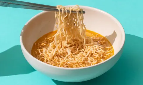 Thường xuyên ăn sáng bằng mì tôm, sau 30 ngày, có thể có 3 thay đổi đáng chú ý