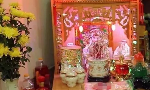 Vì sao người giàu thường đặt bình hoa bên trái bàn thờ khi thắp hương?