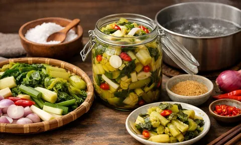 Cách muối dưa cải Vàng Giòn không khú váng với Nước Nóng: Nhiều người tưởng nghịch dại hoá ra thành công bất ngờ