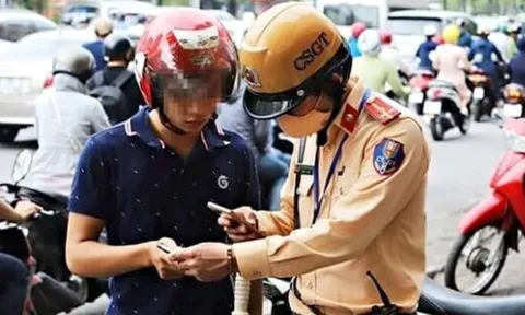 Cảnh báo: Người đi xe máy thiếu giấy tờ bắt buộc này có thể bị phạt tới 8 triệu đồng