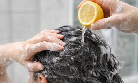 Gội đầu bằng chanh đúng cách: Mẹo sạch gàu, tóc mượt bóng nhanh gọn tại nhà