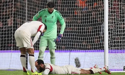 HLV Arne Slot báo tin dữ về tình hình của Joe Gomez