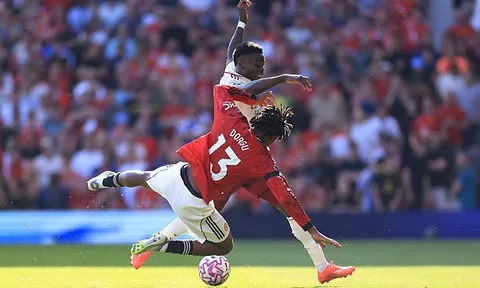 Vũ khí bí mật giúp Carrick vô hiệu hóa Saka