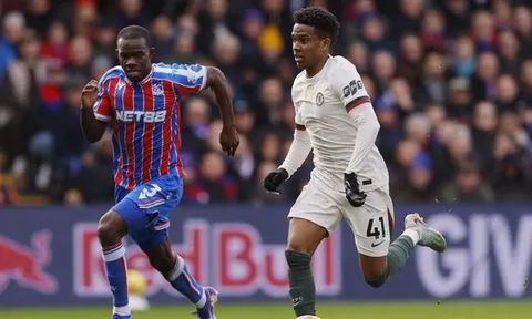 CĐV Chelsea đưa Estevao lên mây sau trận thắng Palace