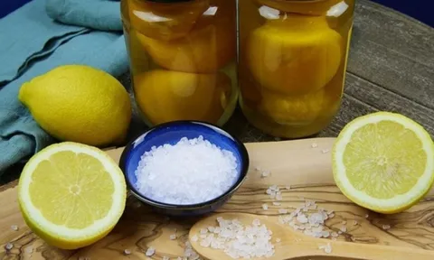 5 người không nên uống nước chanh muối