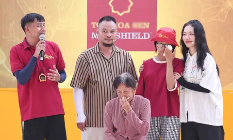 Thái Vũ, Vinh Râu nghẹn ngào trước bé gái mồ côi ăn nửa gói mì buổi sáng