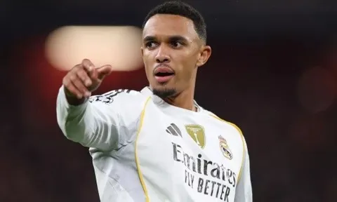 Danny Murphy khuyên Liverpool đừng mua lại Alexander-Arnold