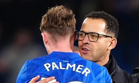 HLV Liam Rosenior mỉa mai tin đồn Cole Palmer sang Man Utd