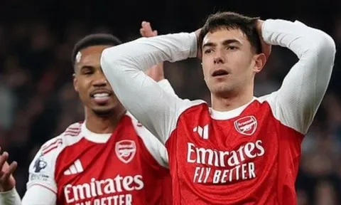 Paul Scholes nói Arsenal là đội tệ nhất nếu vô địch