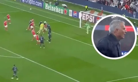 CĐV bái phục Mourinho khi thủ môn ghi bàn phút 98