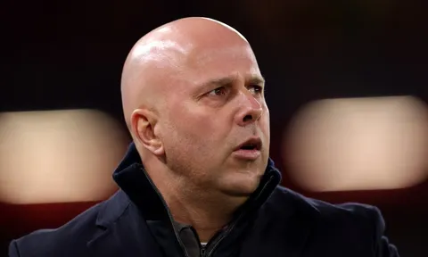 Slot bị chỉ trích vì "đụng chạm" Jurgen Klopp sau trận thắng 6-0