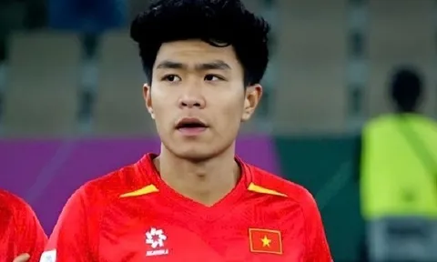 Lý Đức gục ngã trong phòng thay đồ sau tấm thẻ đỏ
