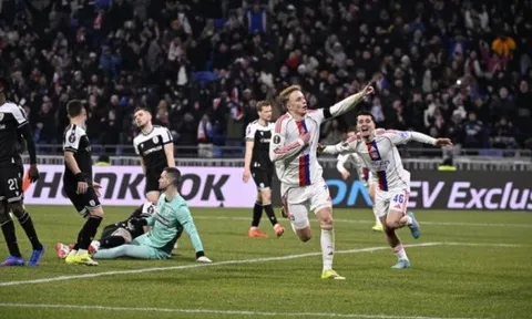 Lyon nhấn chìm PAOK, chiếm đỉnh bảng Europa League