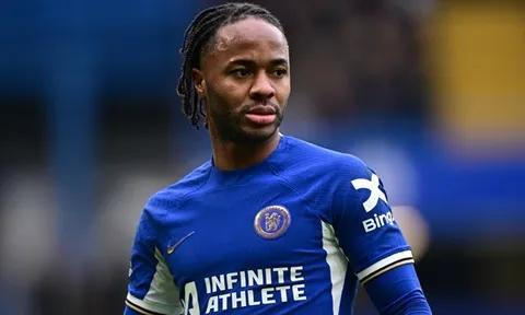 Sterling rời Chelsea phơi bày sự hỗn loạn của The Blues
